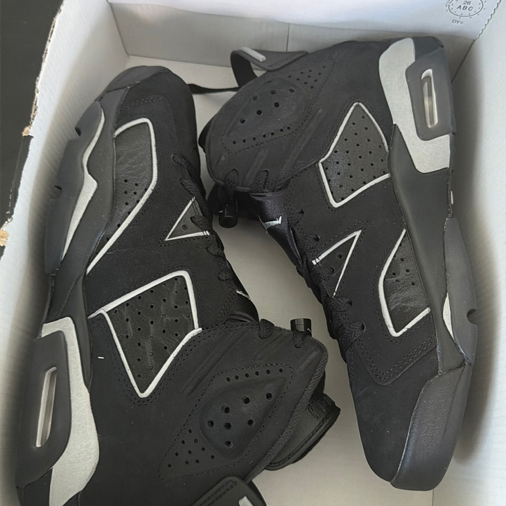 Air Jordan 6 Retro Cap and Gown size 8.5 (No lid)